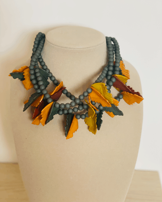 Collar hojas